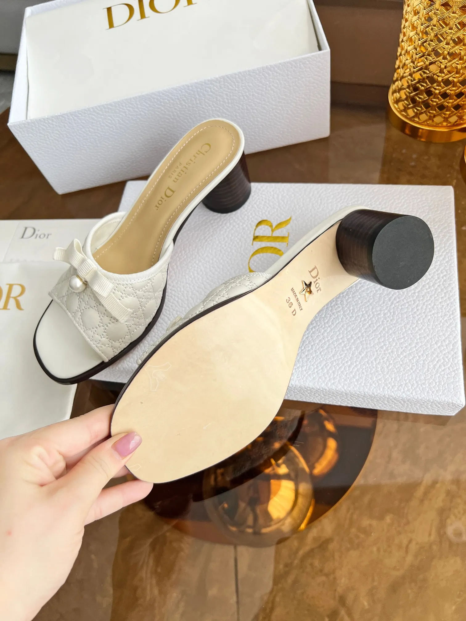 👟👟Ex-factory price 480👟👟 🔥🔥Hot model👟👟DIOR 2025 early spring new product top version~ Original mold opening, 1:1 reproduction, original Italian last, purchasing agent level, original order quality. The Dway heeled sandals reinterpret Dior's iconic piece for an elegant look. The upper's delicate buckle strap highlights the 'CHRISTIAN DIOR' signature embroidery. Exquisite style. It is an ideal item to match with formal looks. ✅Outsole: original leather outsole imported from Italy. The sole is decorated with Christian Dior's lucky star symbol. ✅Size: 35～39 (40-41🉑customized). ✅Packaging: full set of original counter packaging.